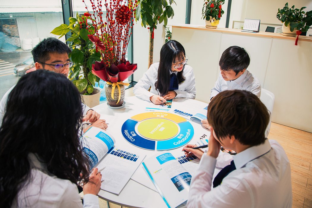 A group discussing and drawing pictures 