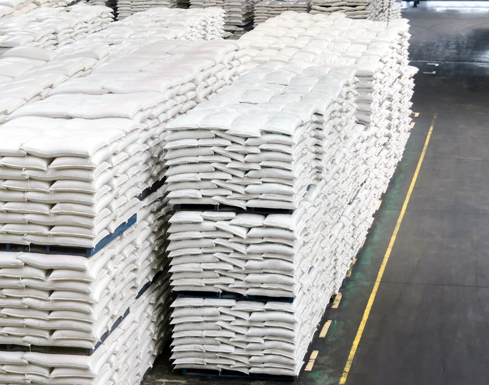 Preventing moulds in raw materials and feed