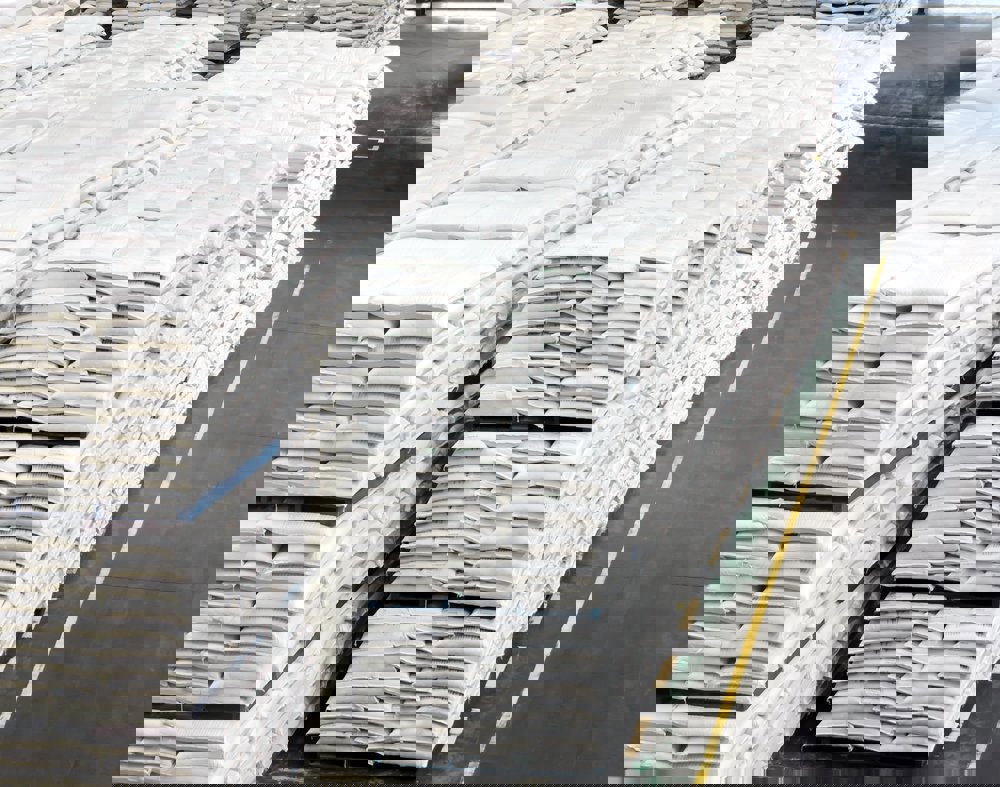 Preventing moulds in raw materials and feed